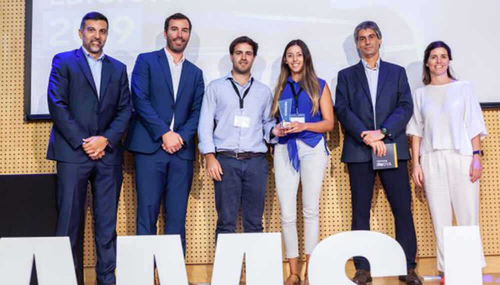 Nanótica Agro cuando recibe el premio Samsung Innova por su desarrollo en nanotecnología en la categoría "Ambiente". 