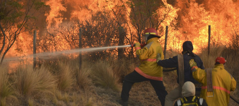 Combaten incendios de montes y pastizales en Santiago del Estero
