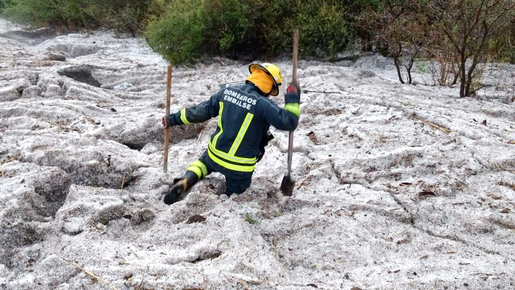 Télam 27/10/2017 Río Tercero, Córdoba: La fuerte tormenta de lluvia, viento y granizó que se registró desde la tarde de ayer y hasta avanzada la noche en Córdoba ocasionó “daños materiales aislados” en algunas localidades del sur de la provincia, en tanto las rutas que se habían interrumpido por la acumulación de hielo fueron rehabilitadas esta mañana. Foto: Gentileza bomberos voluntarios Embalse/LAP