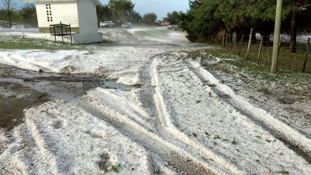 Télam 27/10/2017 Río Tercero, Córdoba: La fuerte tormenta de lluvia, viento y granizó que se registró desde la tarde de ayer y hasta avanzada la noche en Córdoba ocasionó “daños materiales aislados” en algunas localidades del sur de la provincia, en tanto las rutas que se habían interrumpido por la acumulación de hielo fueron rehabilitadas esta mañana. Foto: Gentileza bomberos voluntarios Embalse/LAP