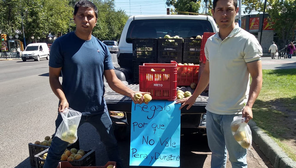 Productores de Valle de Uco regalaron peras y duraznos en protesta por la crisis frutícola 1 PHOTO 2019 02 18 09 57 48