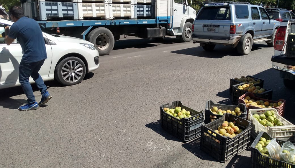 Productores de Valle de Uco regalaron peras y duraznos en protesta por la crisis frutícola 2 PHOTO 2019 02 18 09 57 54