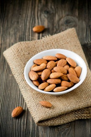 las almendras son utilizadas para elaborar "leche de almendras", una bebida a base de estos frutos secos que es reemplazada por la leche bovina.