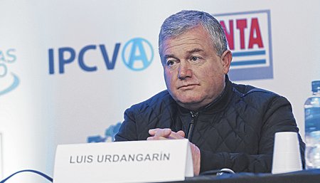 Ley de Emergencia Económica: Luis Urdangarin es productor agropecuario de Carlos Tejedor y concejal de Carlos Tejedor. Presentó un proyecto de ley para destinar 20% de los sueldos políticos de su partido a cooperativas.