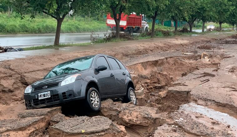 auto cayó dentro de un cráter en ruta 