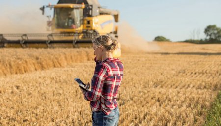 Ingeniera hablando por telefono en cosecha