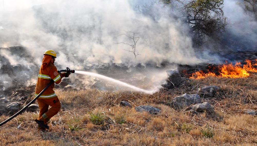 Bombero apagando incendio en Córdoba