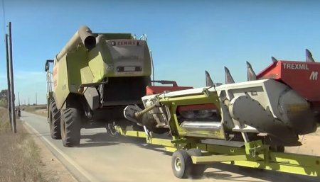 cosechadora en la ruta