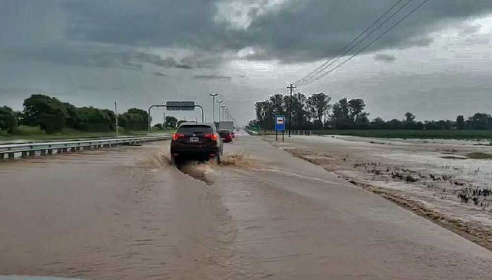 auto varado en ruta por corte por temporal en Córdoba