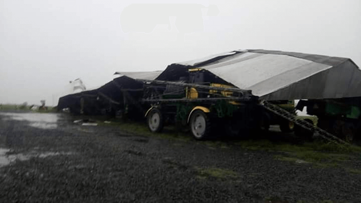 fumigadora bajo un techo destrozado por la tormenta