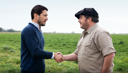 trabajador y empleador salundándose