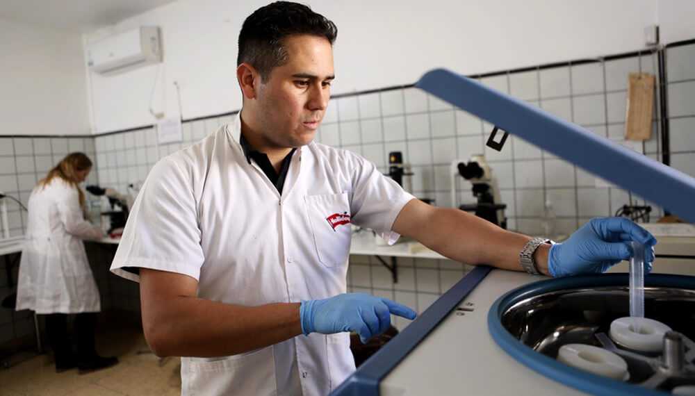 Investigador de la UNLP en un laboratorio