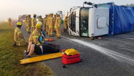 camión volcado en la ruta