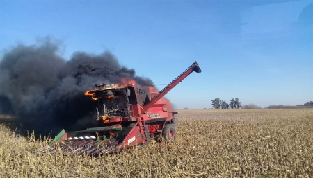 cosechadora incendiada