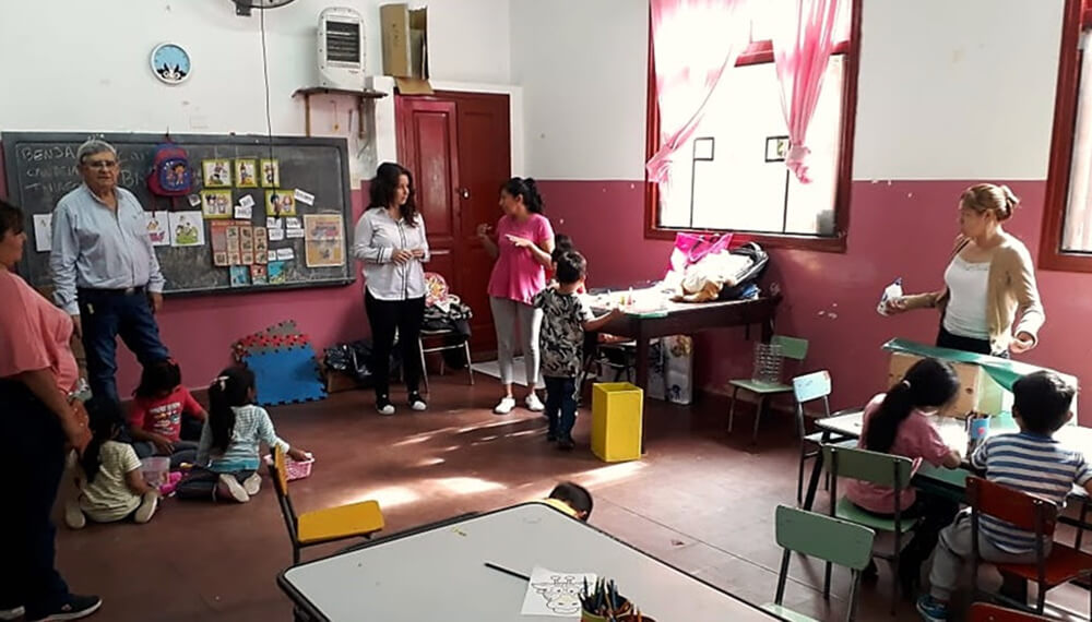 Niños y niñas en un centro de cuidados