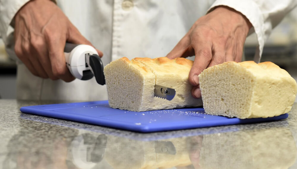 Investigador cortando pan