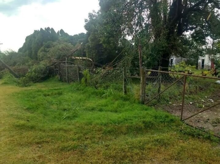 alambrado destrozado por un tornado