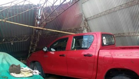 camioneta aplastada por un galpón