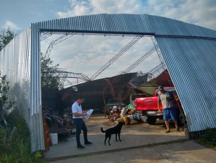 galpon destruido por un tornado