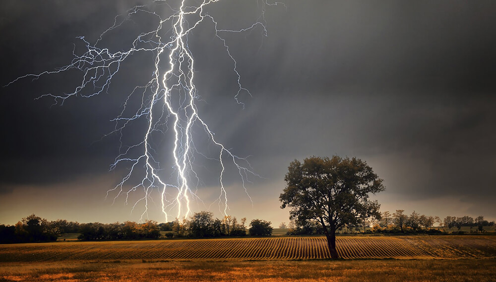 tormenta eléctrica en un campo