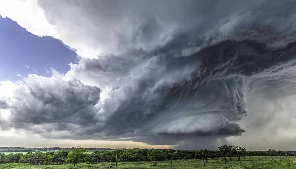 Nube de tormenta sobre un campo