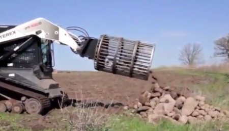 máquina tirando piedras