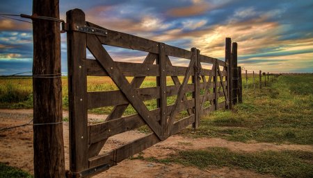 tranquera en el campo