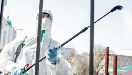 hombre desinfectando