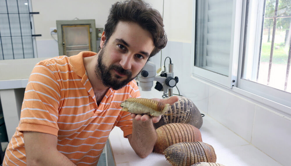 hombre con armadillo