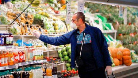 supermercado alimentos hombre con barbijo