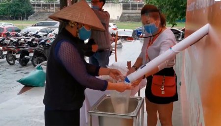 persona cargando arroz en una bolsa de plástico