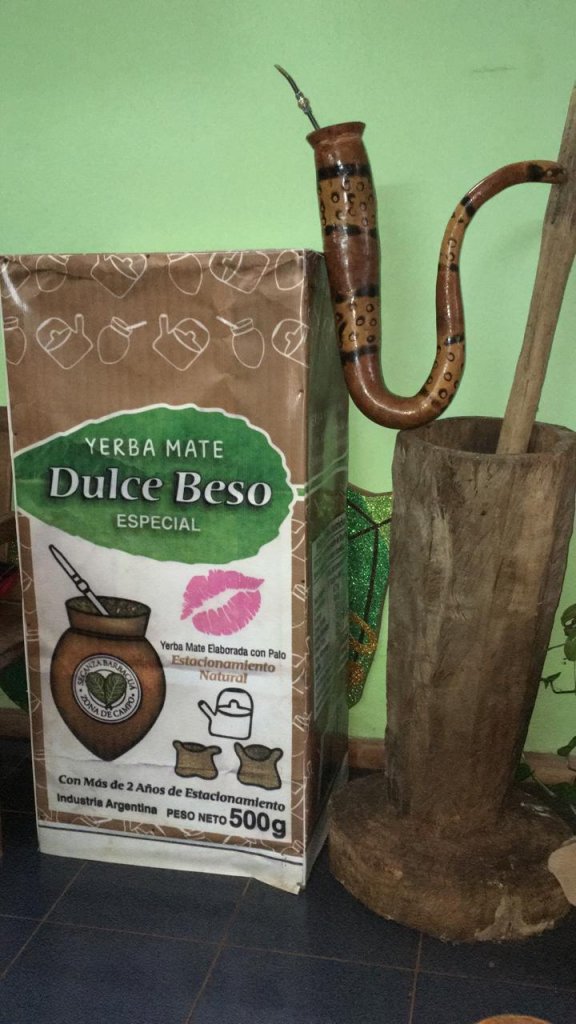 El envase de la yerba mate «Dulce beso» diseño de Jésica la hija mayor de la pareja