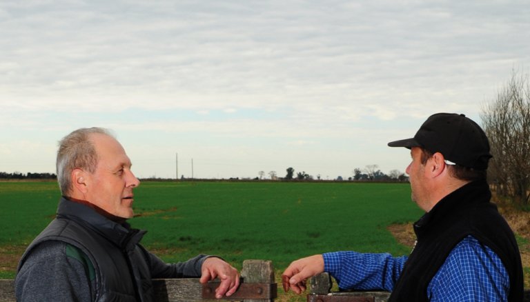 Clima nuboso con charla en la tranquera