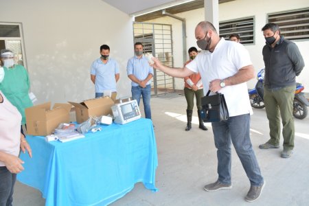 Una semillera donó instrumental para hospitales en Chaco 1 Entrega donaciones
