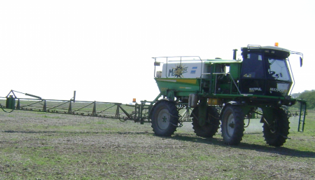 Pulverizadora Metalfor en el lote trabajando