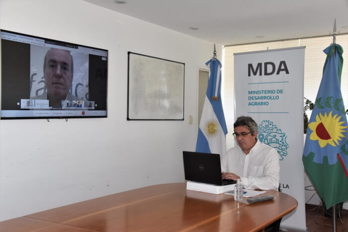 Se instalará un laboratorio "biofábrica" en la estación experimental bonaerense de Mercedes 1 El ministro Javier Rodriguez en el firma del acuerdo con Biofabrica Misiones