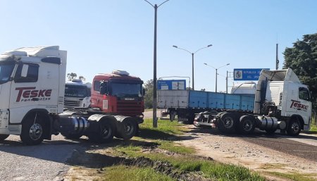 Camiones cortando la ruta