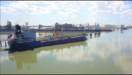 Barcos en el puerto de Bahía Blanca