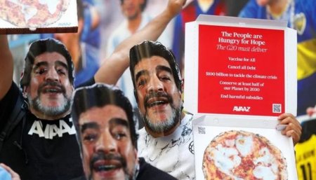 Marcharon con mascara de Maradona