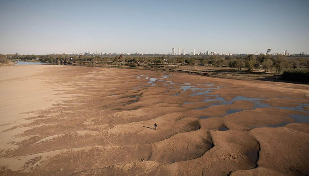 Infocampo En fotos y videos: ya se puede caminar sobre el río Paraná en la  costa argentina