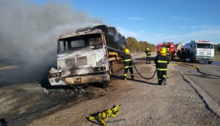 Camion se quemo junto con su carga