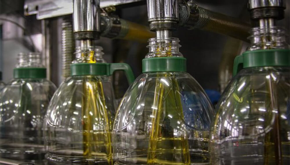 Carga de envases de aceite de oliva