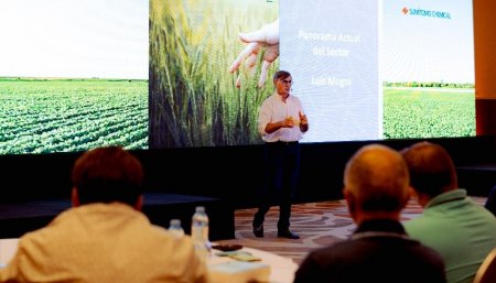 Luis Mogni habla en una charla de Sumitomo