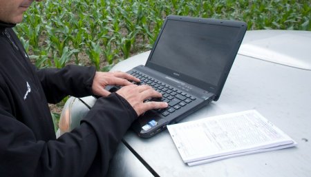 Productor con laptop en el campo