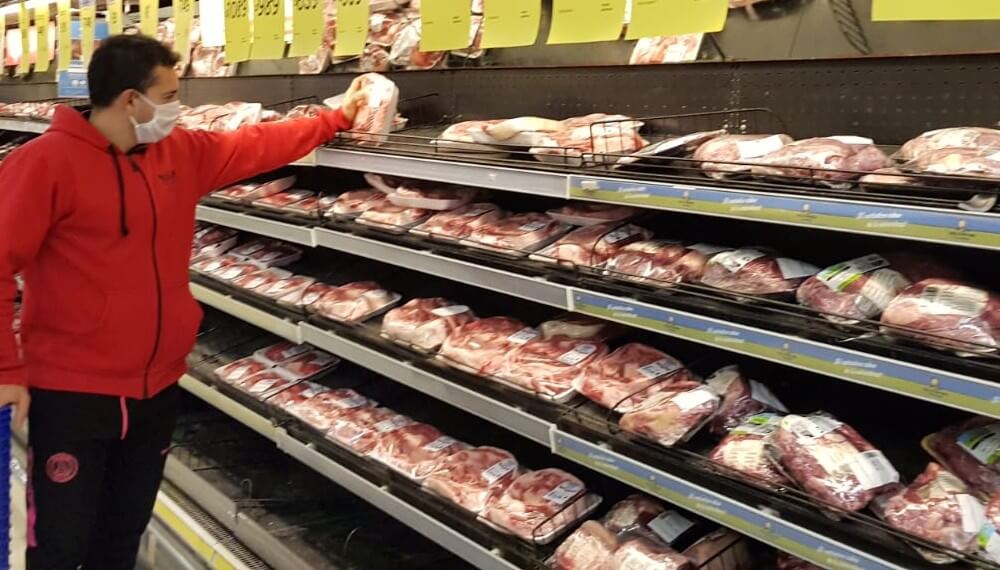 Compra de carne en supermercado
