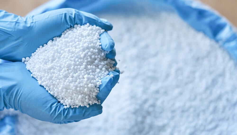 Urea, fertilizante en la mano