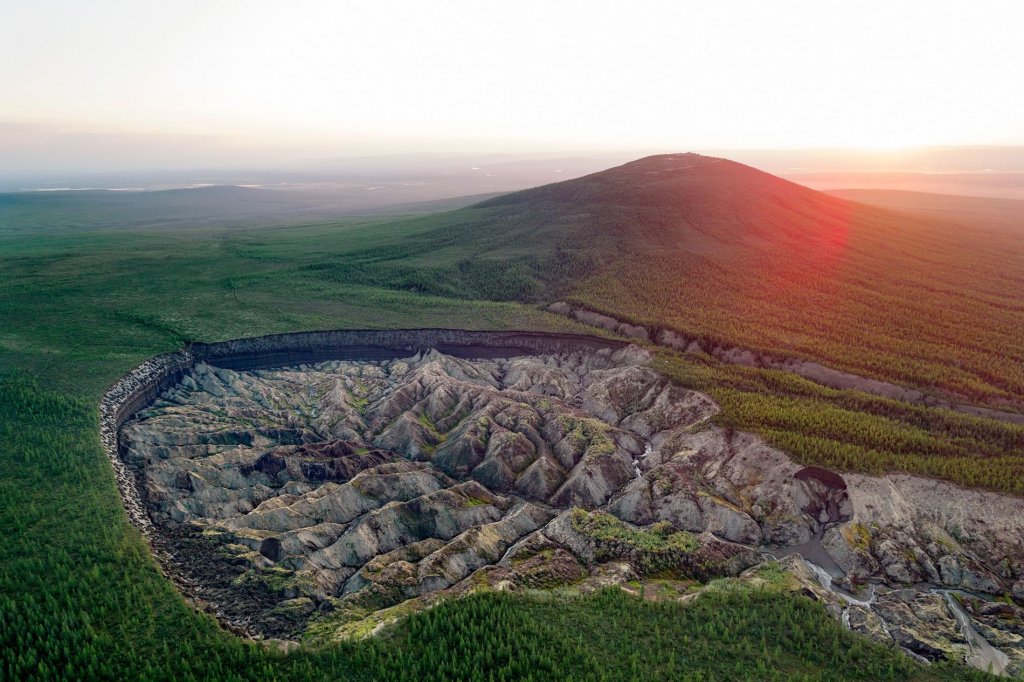 La imagen tiene un atributo ALT vacío; su nombre de archivo es crater-de-Batagaika-1024x682.jpg