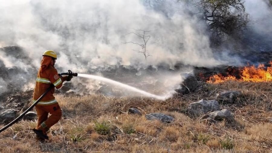 Incendios: los focos activos alcanzan a 8 provincias 1 incendio bombero cordoba