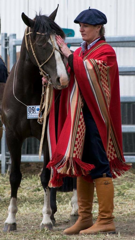 Cecilia, la mujer que hizo historia en Palermo y se le animó a Halloween con más tradición 2 CECILIA con los caballos01