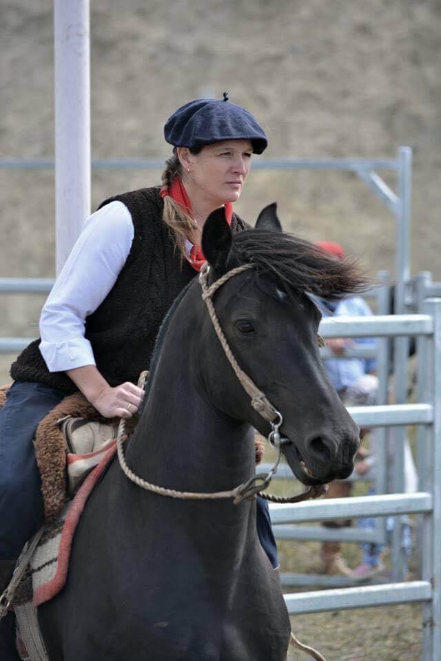 Cecilia, la mujer que hizo historia en Palermo y se le animó a Halloween con más tradición 3 CECILIA con los caballos06